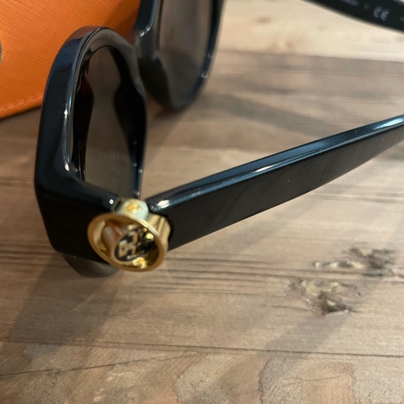 Tory Burch Sunglasses Dark Tortoise - Picture 5 of 8